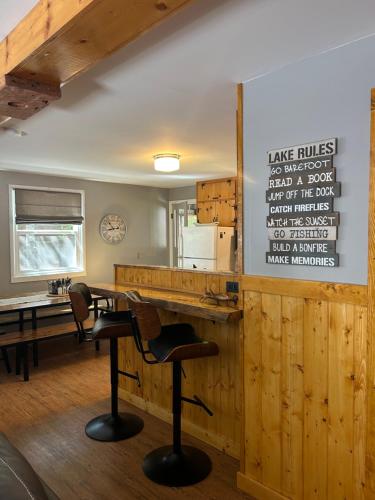 Beautiful Bungalow and Bunk House, Close to Lake thumb 4