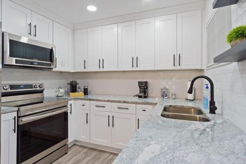 Konyha, Villa Kailāsa - Pool, 6min drive to the Beach (Villa Kailasa - Pool, 6min drive to the Beach) in Seminole (FL)
