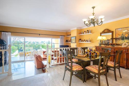  2-Plantas/Piscina/Terraza Privada/Parking/BBQ/AC, Ferienwohnung in Estepona