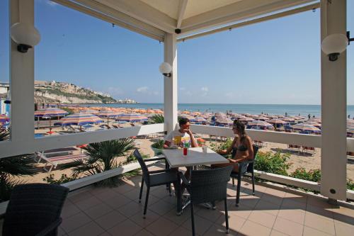 Bikini Hotel - image 7