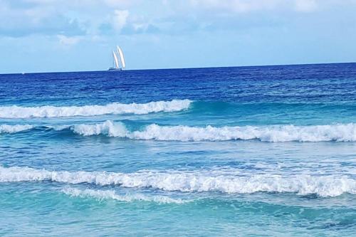 STUDIO Apt 9 Bright comfy with pool on South Coast