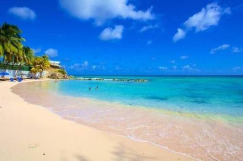 STUDIO Apt 9 Bright comfy with pool on South Coast