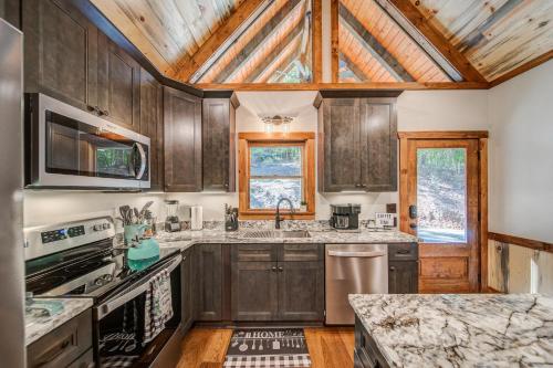 Brand New Build Luxury Mountain Chalet with Hot tub, pool, Game Room, Premium features in Ellijay, USA
