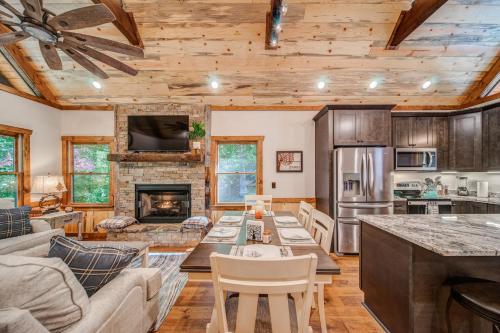 Brand New Build Luxury Mountain Chalet with Hot tub, pool, Game Room, Premium features in Ellijay, USA