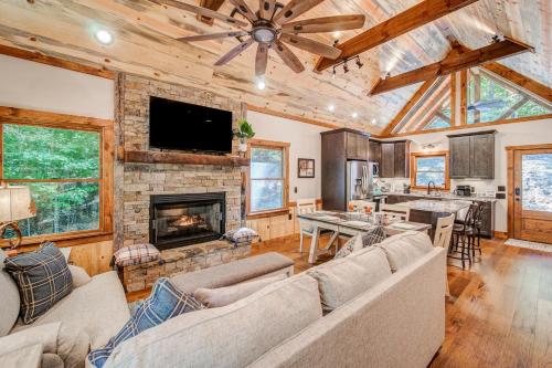 Brand New Build Luxury Mountain Chalet with Hot tub, pool, Game Room, Premium features in Ellijay, USA