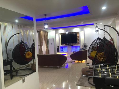 Exquisite and Cozy 3-bedroom Apt with hot-tub and WiFi in Ifako-Ijaiye