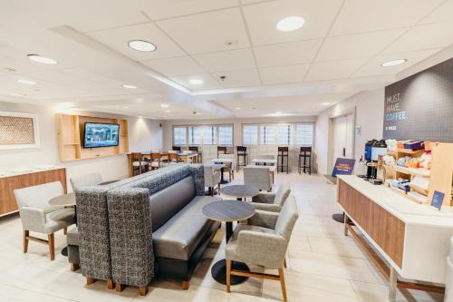 Photo - Holiday Inn Express Atlanta - Northeast I-85 - Clairmont Road by IHG