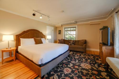 Inviting Colorado Springs House with Spacious Deck! near Will Rogers Shrine of the Sun