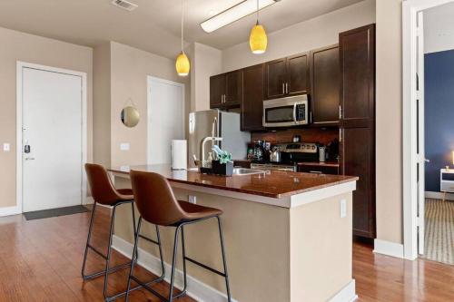 The Catalina: Riverwalk Loft w/ Private Balcony in San Antonio, USA