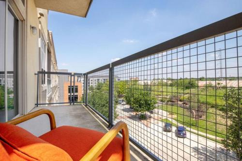 The Catalina: Riverwalk Loft w/ Private Balcony in San Antonio, USA