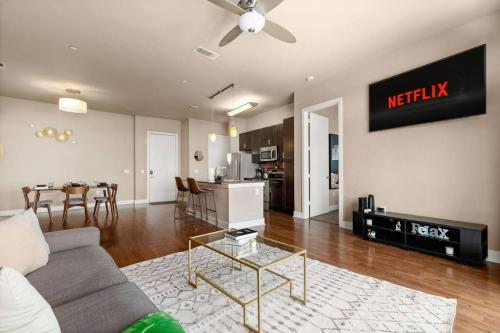 The Catalina: Riverwalk Loft w/ Private Balcony in San Antonio, USA