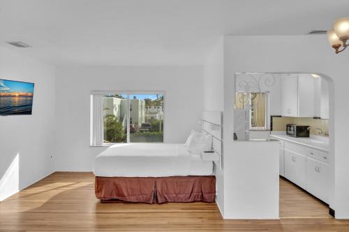 Silver Spray Motel - image 8