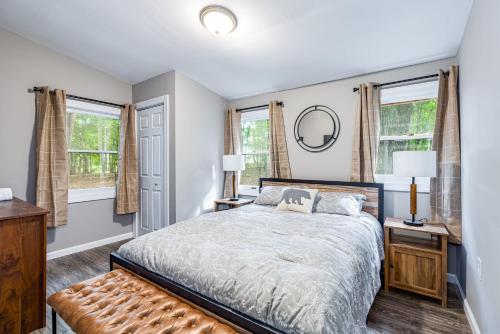 Cozy & Modern w Hot Tub, Fire Pit, Grill & Pond thumb 3