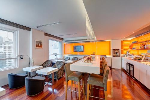 Shared lounge/TV area, Novotel Century Hong Kong in Wanchai