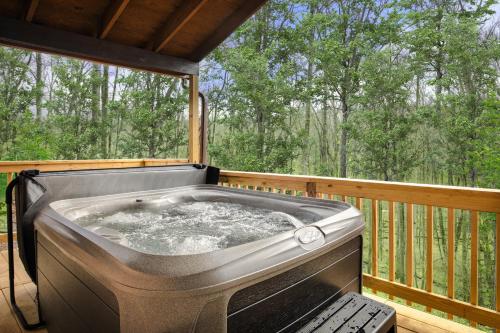 Modern Cabin w Hot Tub, Wifi & Huge Deck! in Hedgesville, USA
