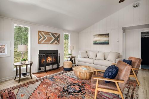 Modern Cabin w Hot Tub, Wifi & Huge Deck! in Hedgesville, USA