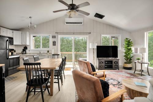 Modern Cabin w Hot Tub, Wifi & Huge Deck! in Hedgesville, USA