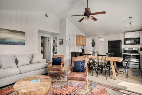 Modern Cabin w Hot Tub, Wifi & Huge Deck! in Hedgesville, USA