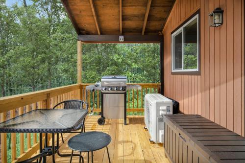 Modern Cabin w Hot Tub, Wifi & Huge Deck! in Hedgesville, USA