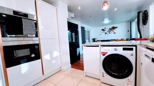 Family friendly spacious 4bedroom house in Bagshot with EV Charger in Camberley
