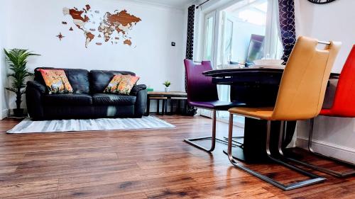 Family friendly spacious 4bedroom house in Bagshot with EV Charger in Camberley