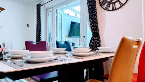 Family friendly spacious 4bedroom house in Bagshot with EV Charger in Camberley