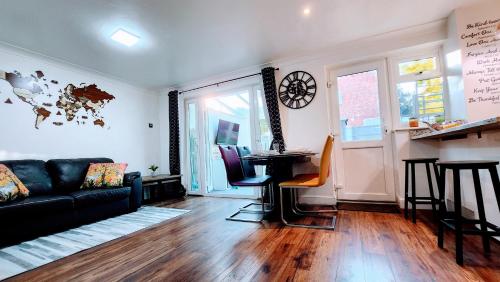 Family friendly spacious 4bedroom house in Bagshot with EV Charger in Camberley