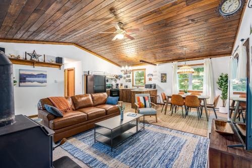 Tucked Away w Hot Tub, Fire Pit, Deck, & WiFi thumb 3