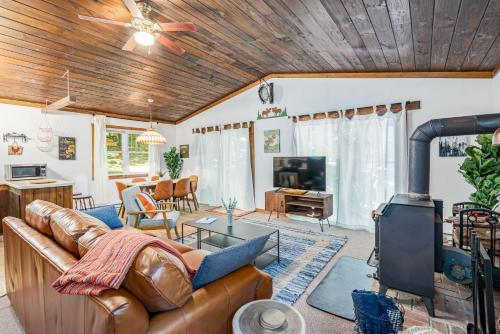 Tucked Away w Hot Tub, Fire Pit, Deck, & WiFi thumb 4