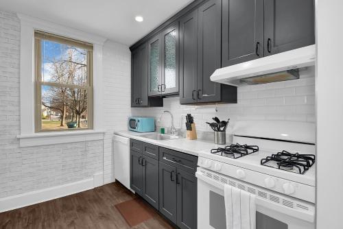 Modern European 1BR near DT-Historic St in Columbus, USA