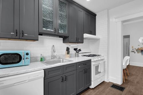 Modern European 1BR near DT-Historic St in Columbus, USA