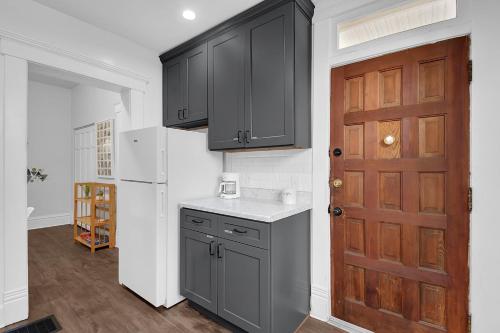 Modern European 1BR near DT-Historic St in Columbus, USA