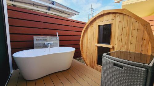 온수 욕조, ZUMI TERRACE うちなーみやリゾート宮古島 (ZUMI TERRACE うちなーみやリゾート宮古島) in 요나하 해변