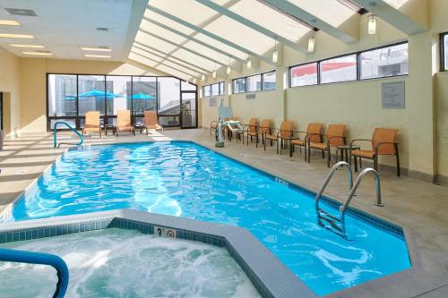 Piscina, Courtyard by Marriott Columbus Downtown in Downtown Columbus