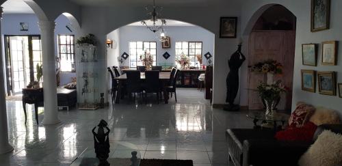 المرافق, Little Savoy Guest House new in رن أواي باي