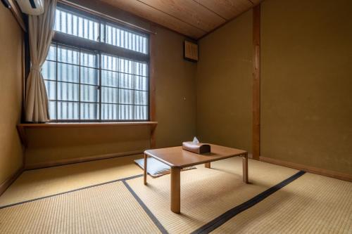 Japanese-Style Room with Shared Bathroom - Facing the Street