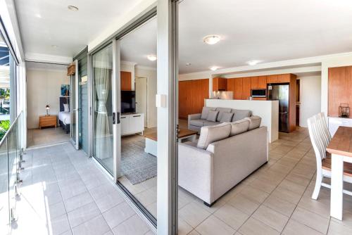 Oasis Apartments on Hamilton Island by HIHA