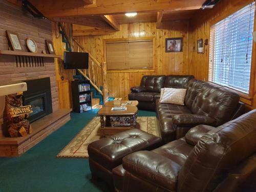 Restoration Pines by KABINO Hot Tub Big Garage Yard Fire Pit Swingset Foosball WiFi Grill in Island Park, USA