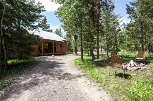 Wagon Wheel by KABINO Fire Pit Bunks Satellite Big Driveway WiFi Grill in Island Park, USA