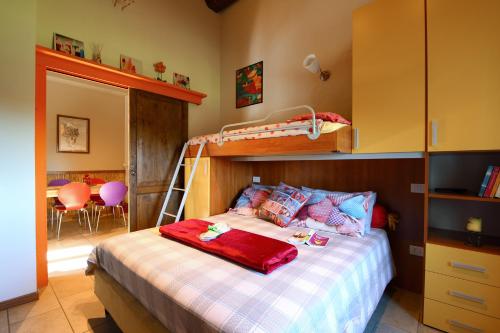 1 queen bed, 1 bunk bed