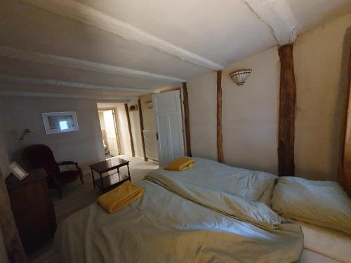 2 twin beds