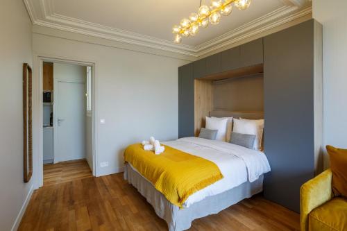 The Eiffel Tower Cosy Nest - image 7