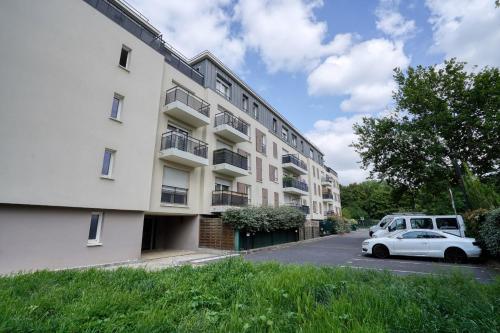 Grand appart terrasse 6pers wifi Orly in Fleury-Merogis