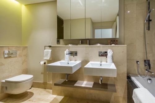 Bespoke Holiday Homes - Palm Jumeirah- 2 Bedroom Sea View with Pool & Beach Access Th8 - image 9