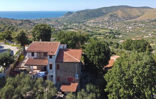 Elegante villa panoramica con giardino a 10 minuti dal mare