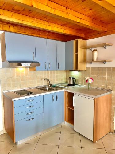 One-Bedroom Attic Apartment with Sea view  image 8
