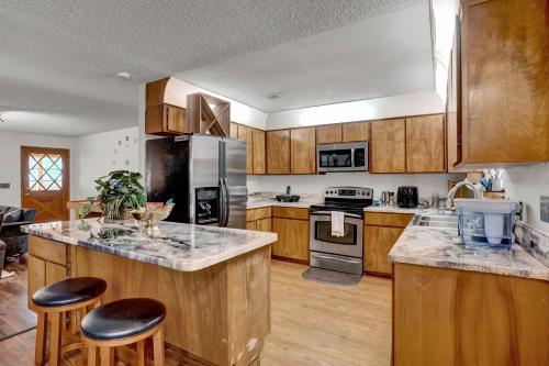 BnB Hyperion - 4BR Pet-Friendly Retreat w Firepit in Eustis, USA