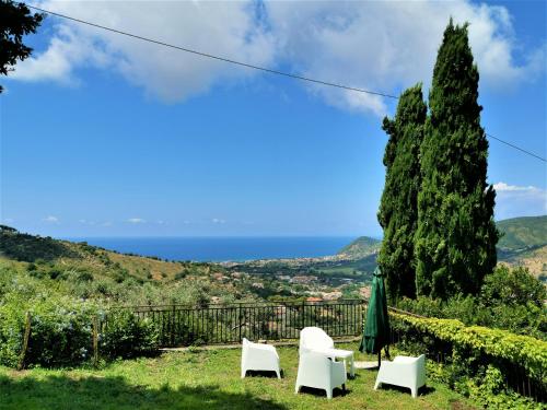 Elegante villa panoramica con giardino e idromassaggio a 10 minuti dal mare - Contrada Mango