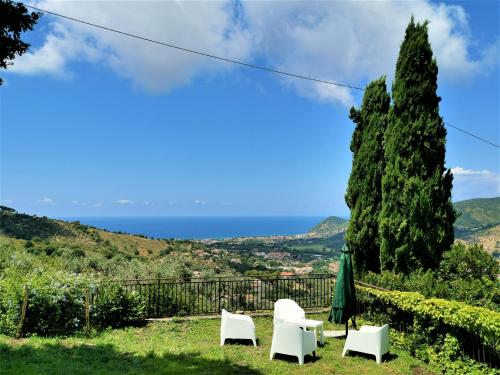 Elegante villa panoramica con giardino a 10 minuti dal mare