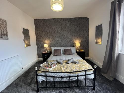 Modernised central Wigan townhouse sleeps up to 6 - Apartment - Wigan